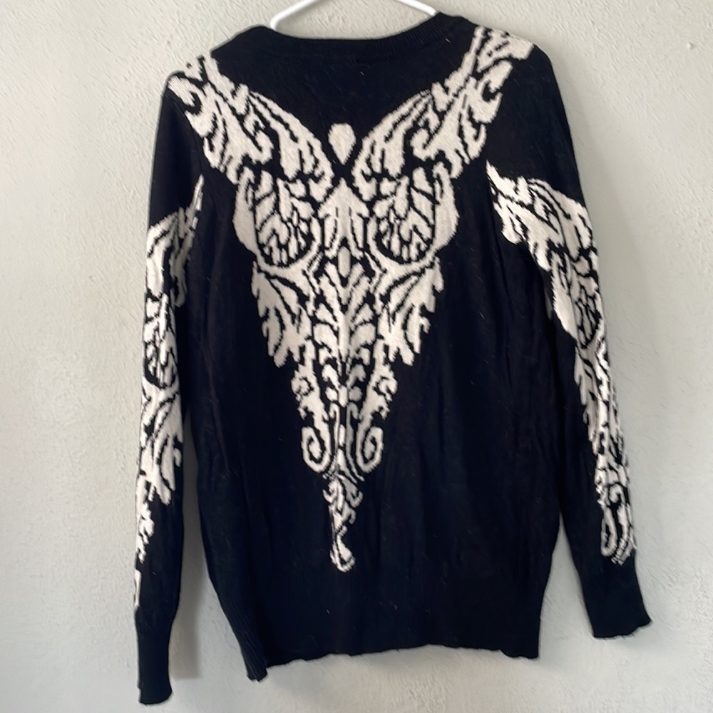 Remain Sweater - Picture 2 of 5